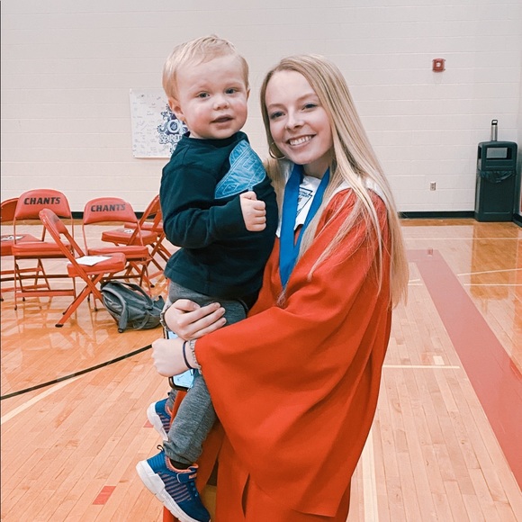 Meet your Posher, Alexis - Picture 3 of 5